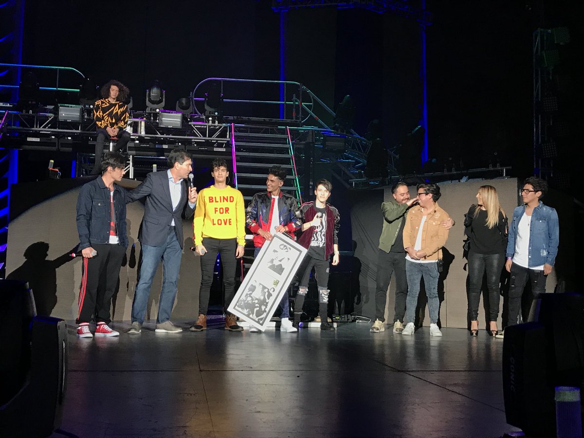 sonymusicmexico's tweet photo. 🚨 🚨 ¡@CD9 recibe disco de oro por #NoLeHablenDeAmor desde el @AuditoroMx! 👏🏼😎 #MODOAVIÓNTOUR✈️ https://t.co/5tkl39d37v