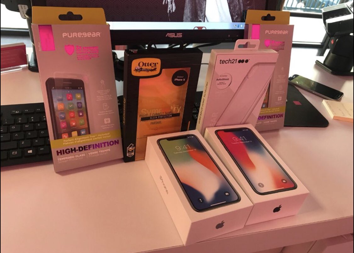 MagentaViv's tweet photo. We love his&hers @TMobile π Told them I love my iPhone X so they got 2! So glad they left happy π #cashtro #magenta #byebyeatt #bogo @JesstIn48 @KimTMobile545E @DarthNater87 @MGonzal186 @JohnLegere @RealEWInc https://t.co/ztCThxheUk