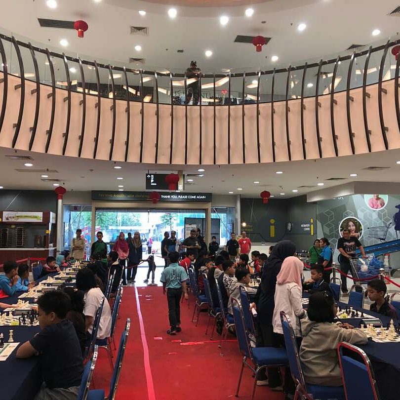 MydinMalaysia's tweet photo. Sedang berlansung 'Kejohanan Catur Jelajah Mydin Malaysia' di MYDIN USJ, Subang Jaya. ๐
#seronoknyahujungminggudimydin #chess #catur #USJ #subangjay
#MYDIN https://t.co/hjqPrxSMO8