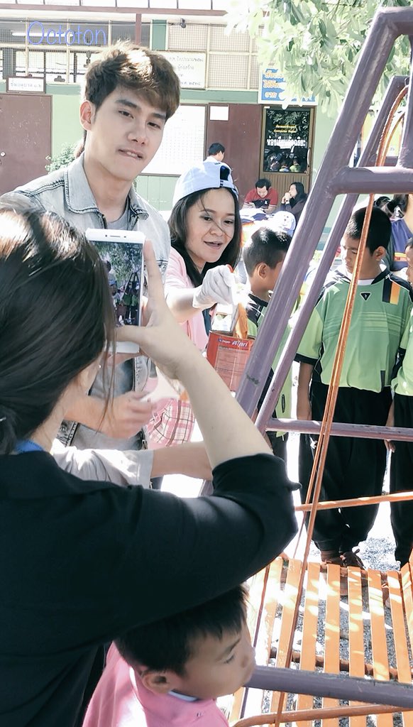 namning123's tweet photo. กู๊ดสะมอนิ่ง สวัสดีวันเด็ก ภก พี่ฮีโร่ ขงเด็กเดกฮะ ผช ผู้รายล้อมไปด้วยฝูงเด็ก ทาสีให้เด็กๆ ดู๊ว.. 🤟 #smileเติมเต็มรอยยิ้ม #Fast106 #สะใภ้กาฝาก #คชา #Tul_Pakorn https://t.co/eEuy26F6Ac
