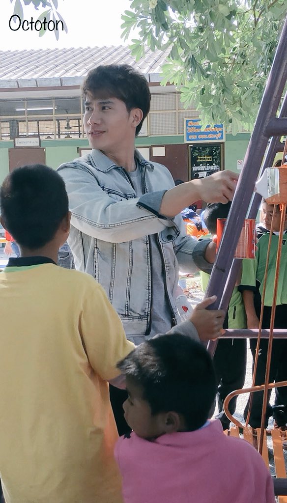 namning123's tweet photo. กู๊ดสะมอนิ่ง สวัสดีวันเด็ก ภก พี่ฮีโร่ ขงเด็กเดกฮะ ผช ผู้รายล้อมไปด้วยฝูงเด็ก ทาสีให้เด็กๆ ดู๊ว.. 🤟 #smileเติมเต็มรอยยิ้ม #Fast106 #สะใภ้กาฝาก #คชา #Tul_Pakorn https://t.co/eEuy26F6Ac