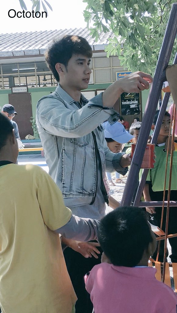 namning123's tweet photo. กู๊ดสะมอนิ่ง สวัสดีวันเด็ก ภก พี่ฮีโร่ ขงเด็กเดกฮะ ผช ผู้รายล้อมไปด้วยฝูงเด็ก ทาสีให้เด็กๆ ดู๊ว.. 🤟 #smileเติมเต็มรอยยิ้ม #Fast106 #สะใภ้กาฝาก #คชา #Tul_Pakorn https://t.co/eEuy26F6Ac