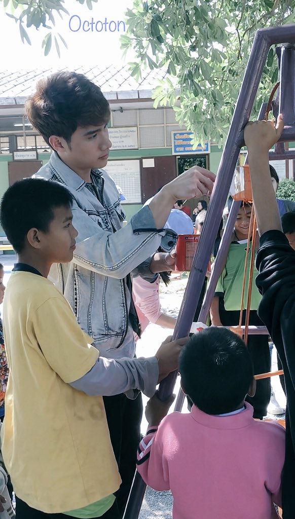 namning123's tweet photo. กู๊ดสะมอนิ่ง สวัสดีวันเด็ก ภก พี่ฮีโร่ ขงเด็กเดกฮะ ผช ผู้รายล้อมไปด้วยฝูงเด็ก ทาสีให้เด็กๆ ดู๊ว.. 🤟 #smileเติมเต็มรอยยิ้ม #Fast106 #สะใภ้กาฝาก #คชา #Tul_Pakorn https://t.co/eEuy26F6Ac
