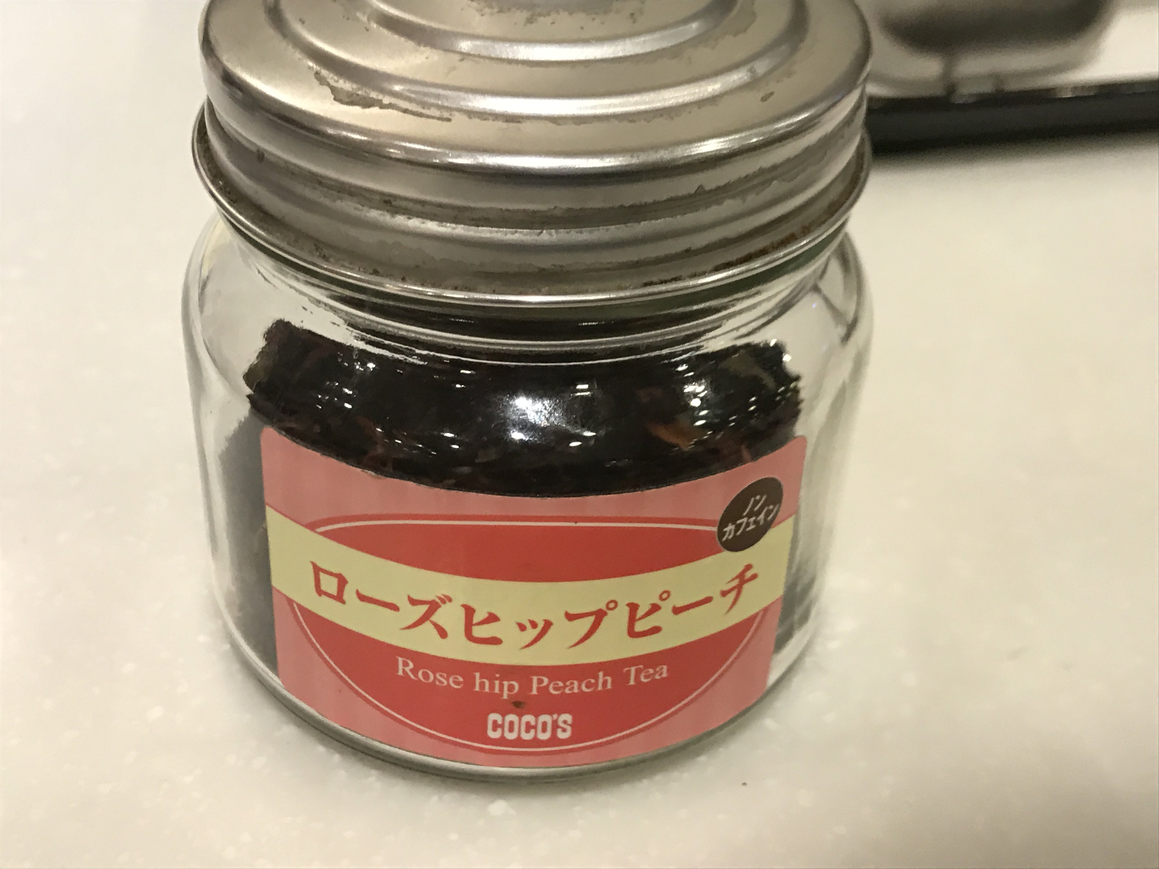 ココス 公式 บนทว ตเตอร ローズヒップピーチ ローズヒップにハイビスカスとピーチをブレンドしたハーブティー フルーティーな香りと酸味 鮮やかな赤い色が特徴で ビタミンcの爆弾と呼ばれるほどビタミンcを多く含んでいます 酸味が苦手な方は甘いソフト