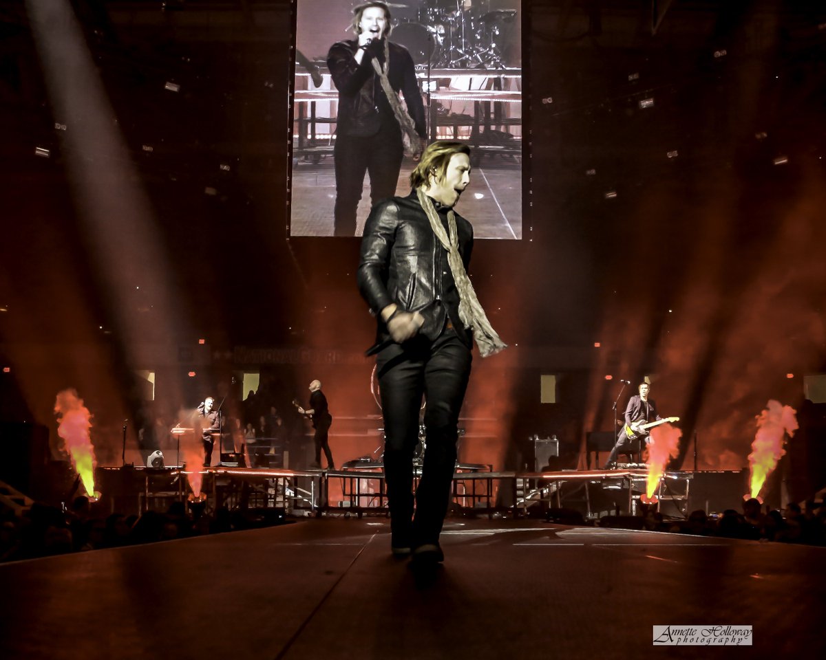 AnnetteHolloway's tweet photo. π₯If we were born to be a flame
Then we're gonna light a bonfire
Light it up π₯
@building429 @jasonroy429 #Building429 #B429
#AHBuilding429 #AHB429 #WinterJam #AHWinterJam
πΈ@AnnetteHolloway https://t.co/XafOAVZ60I