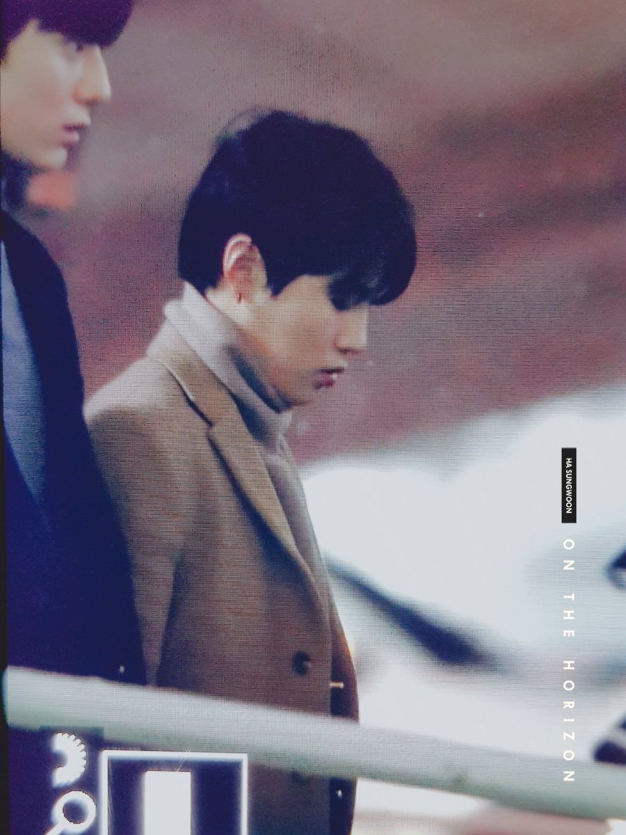 onthehorizon322's tweet photo. 180113 눈내리는 겨울에 코트성운이라니ㅠㅠ 오늘도 심장 아파 죽어가는 나...ㅠㅠ
#워너원 #하성운 https://t.co/zVREXd1iER