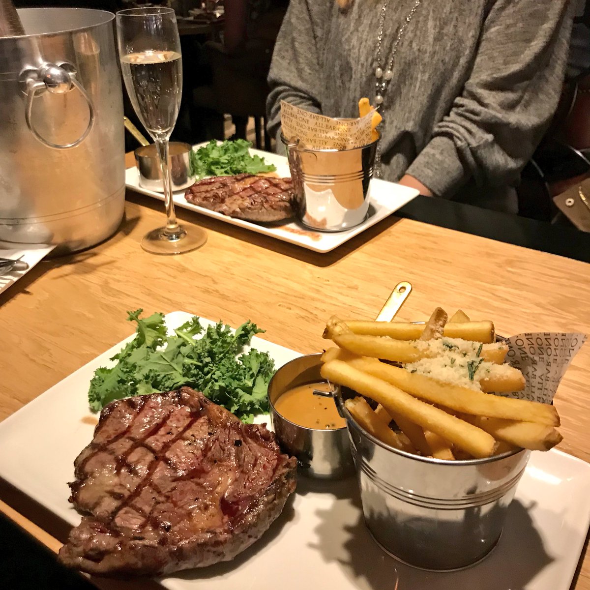 SUA_online's tweet photo. Super dinner and evening out at @allbarone in Stratford-upon-Avon 🥂 Beautiful steaks, delicious puds and lovely bubbly 🍾 https://t.co/6ZgnDVevaE