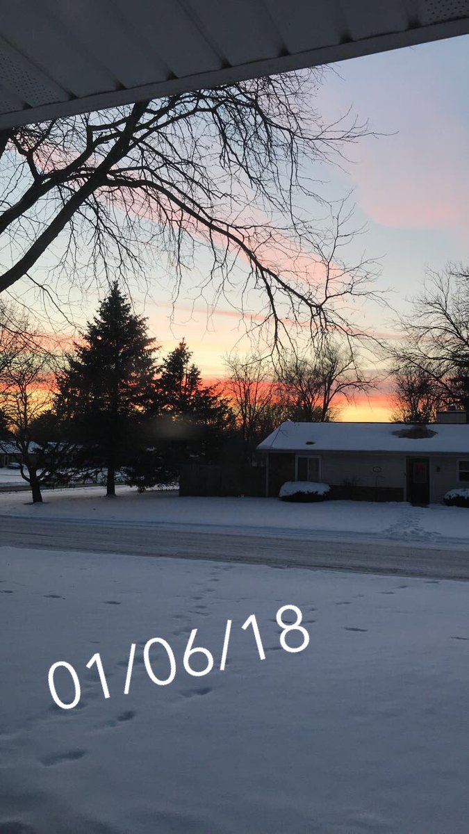 _hannahsummers's tweet photo. I’ve taken a picture of every beautiful sunset since my mom passed away. Whenever I see the sunset, I know it’s just mom showing that she’s watching down on me. These are some of my favorites 🧡 https://t.co/jUAvuazbbb