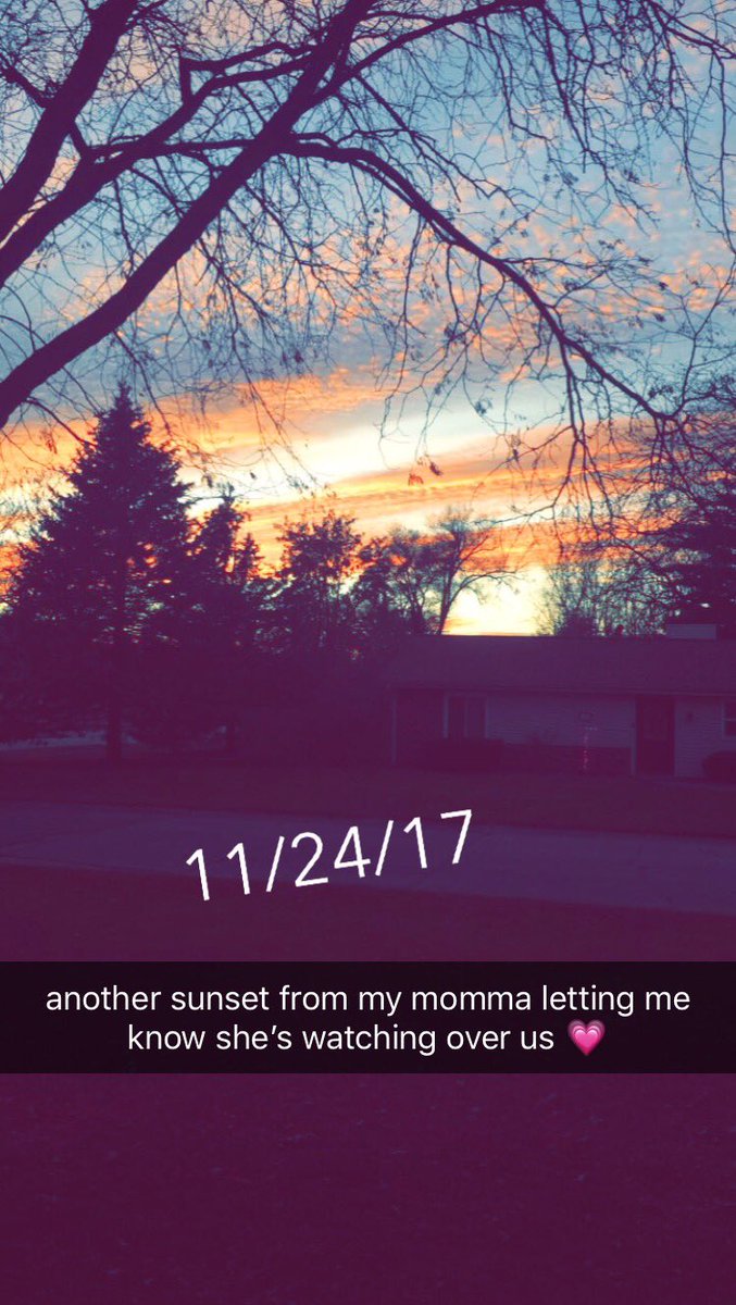 _hannahsummers's tweet photo. I’ve taken a picture of every beautiful sunset since my mom passed away. Whenever I see the sunset, I know it’s just mom showing that she’s watching down on me. These are some of my favorites 🧡 https://t.co/jUAvuazbbb