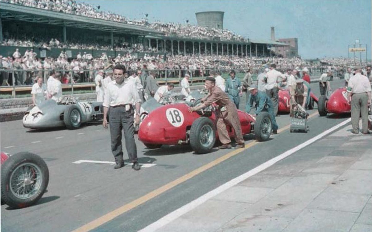 NoSpeedLimit_it's tweet photo. #Aintree #BritishGP 1955 starting grid. Stunning color picture from #MartinWainwright. https://t.co/YJiby9xCmq
