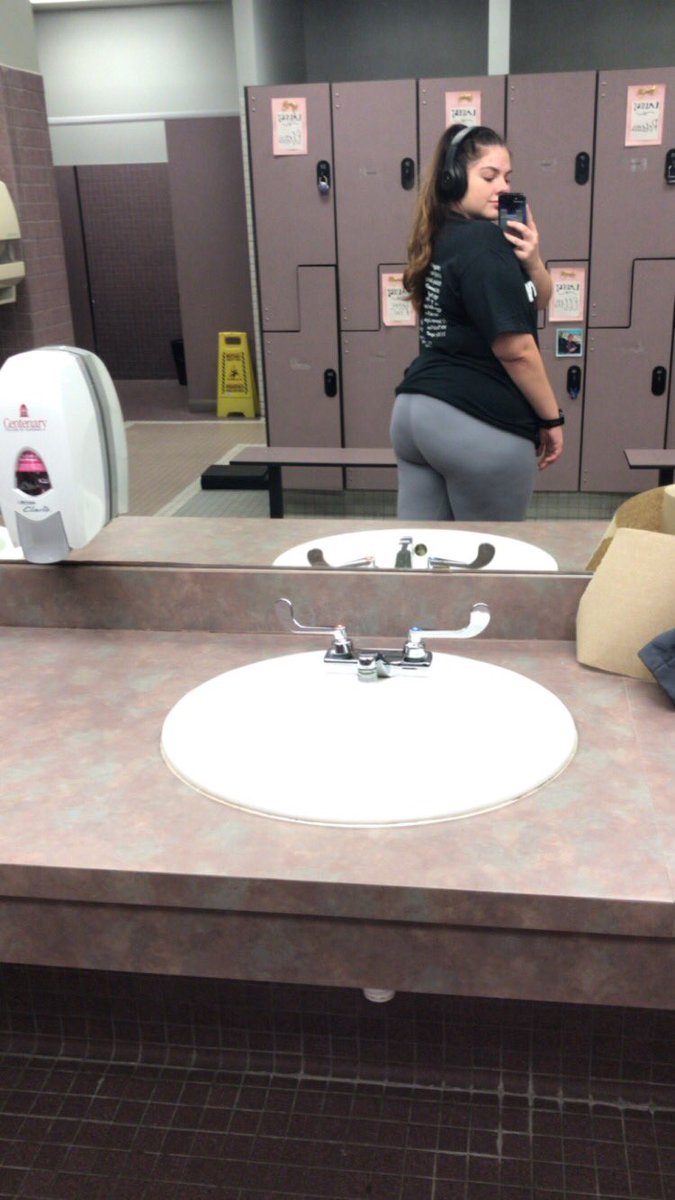 jada_faul's tweet photo. “These leggings are like a push up bra for your butt” #ptula https://t.co/N77RffMiBO
