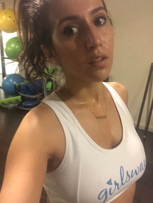 I did an exercise in my @girlswaynetwork sports bra to get in shape to wear a @girlswaynetwork crop top