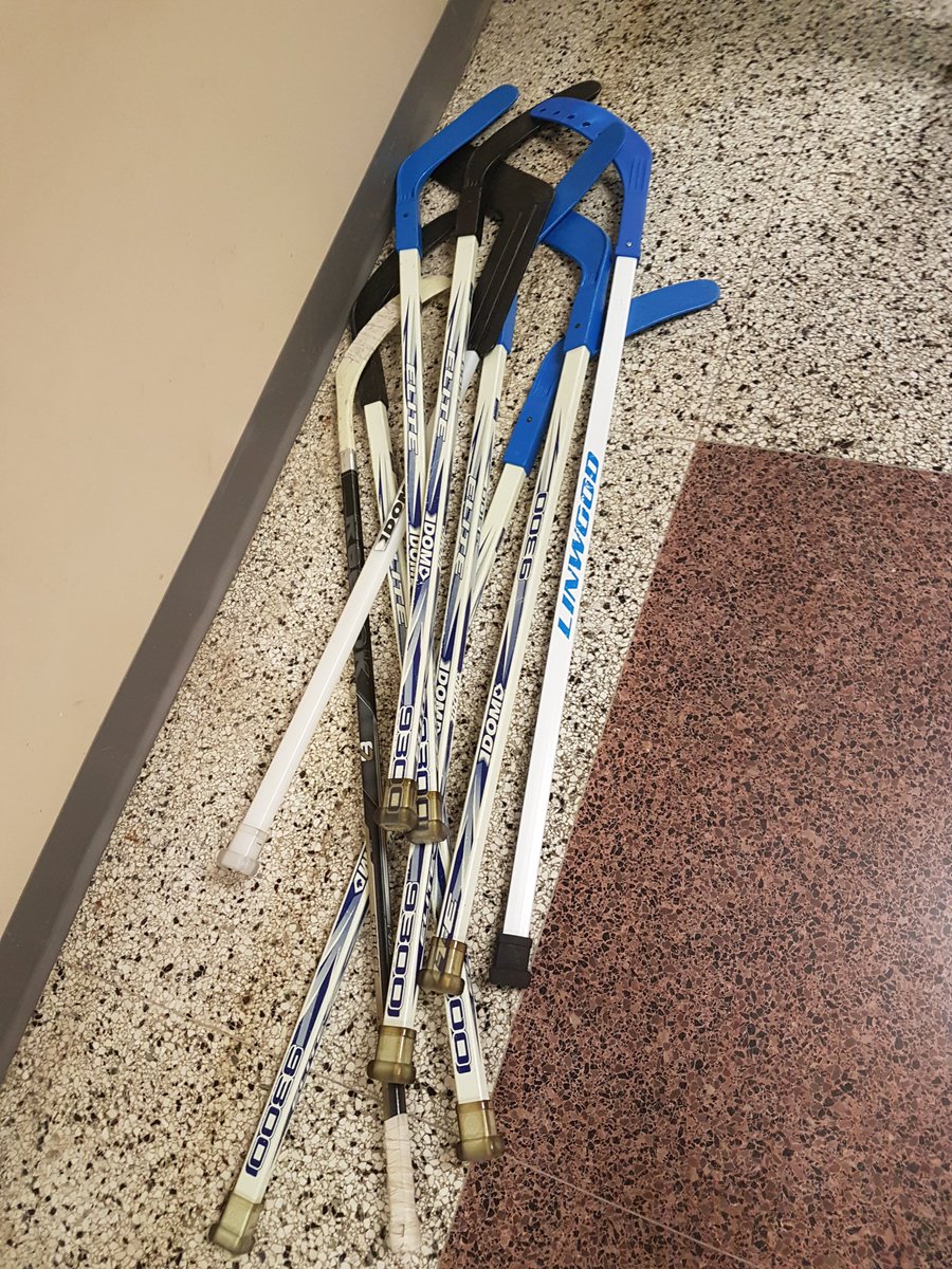 Melissap40's tweet photo. Beau tournoi de hockey fille aujourd'hui Terre-des-jeunes! Félicitations à toutes les équipes! Un gros merci à l'école Terre des jeunes pour avoir organisé ce tournoi. #sportpourfille #hockeyball #BG #cecce @ecolecatholique https://t.co/z2bTEDC1hZ