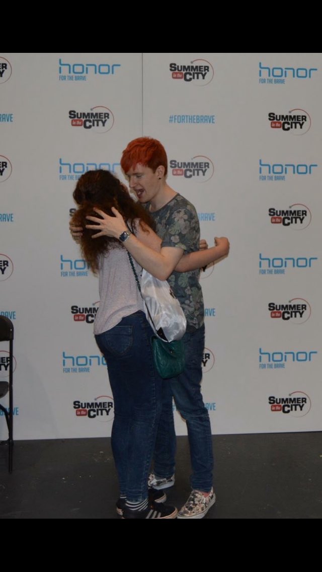 Imelissa2000's tweet photo. @LukeIsNotSexy I have just re-discovered these photos from @SummerInTheCity 2015 😂 were you smelling my hair?? https://t.co/8lmTfkFzMJ