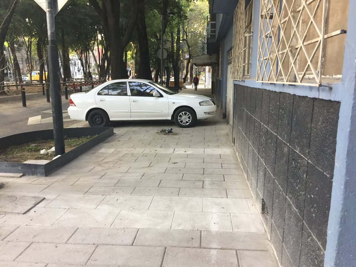 naydelar's tweet photo. @ecoParq obstruyendo nuevamente la banqueta https://t.co/p9HxRYzdO7