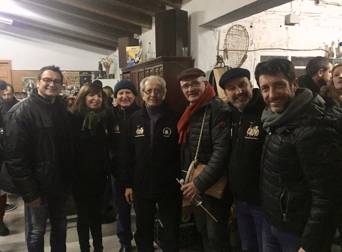 JaumeFont_'s tweet photo. 🔥 Emocions a flor de pell a l’assaig dels goigs de #SantAntoni a @manacor a una repleta plaça de la Concòrdia. ❤️ Grans moments al costat de la batlessa @CatiR_Manacor i els companys d’@elPiManacor. Llarga vida al so de la ximbomba. 👹 Visca #SantAntoni! Visca #Manacor! 😊 https://t.co/289N2ZjQaG