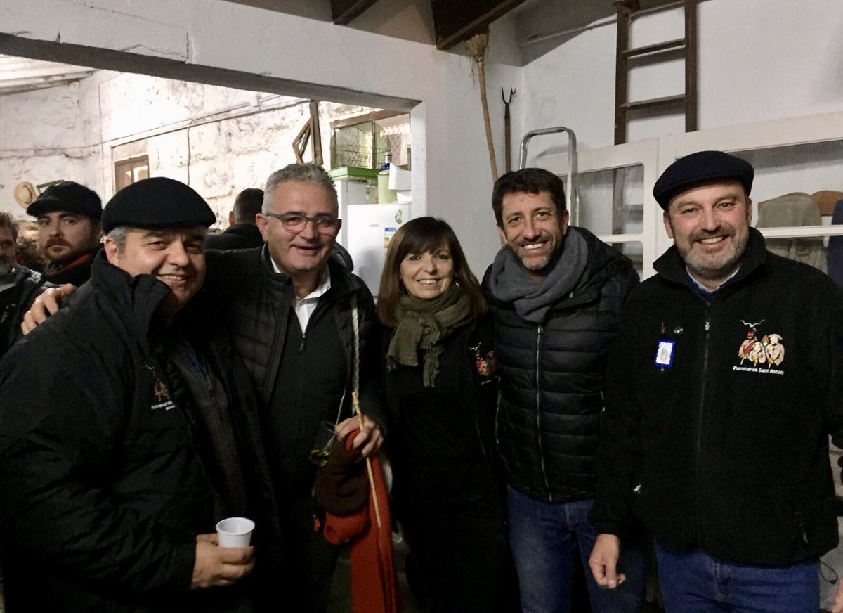 JaumeFont_'s tweet photo. 🔥 Emocions a flor de pell a l’assaig dels goigs de #SantAntoni a @manacor a una repleta plaça de la Concòrdia. ❤️ Grans moments al costat de la batlessa @CatiR_Manacor i els companys d’@elPiManacor. Llarga vida al so de la ximbomba. 👹 Visca #SantAntoni! Visca #Manacor! 😊 https://t.co/289N2ZjQaG