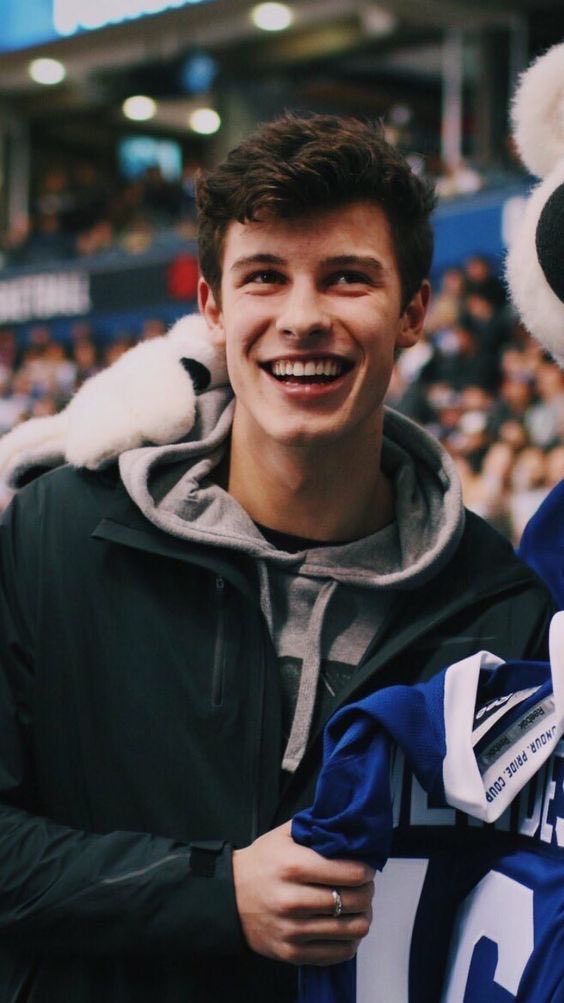 ShawnMendesFans's tweet photo. I'm voting for Shawn’s cover of #AllWeGot for #BestCoverSong at the 2018 @iHeartRadio #iHeartAwards. https://t.co/6XeRl3ntGb