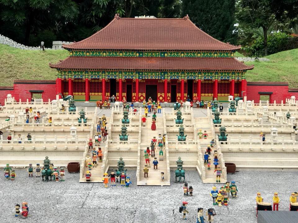 KMCharity's tweet photo. Isn’t this a legend piece of LEGO art?! Magnificent! 👍🏼👍🏼 https://t.co/29JhIun5jP