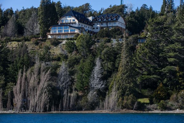 PrensaCONADU's tweet photo. VERANO 2018 ¡BENEFICIOS PARA AFILIADO/AS! - HOTEL INTERSUR AMANCAY (BARILOCHE) Situado dentro del parque nacional Nahuel Huapi,a 25km del centro de Bariloche, un lugar ideal para relajarse +INFO: https://t.co/hdqtT0MI2a … https://t.co/KGZqx3xPsT