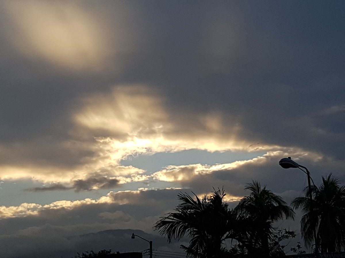 Alejand142604's tweet photo. Honduras beautiful sky #sunsen18 https://t.co/V2aKkD0y6Y