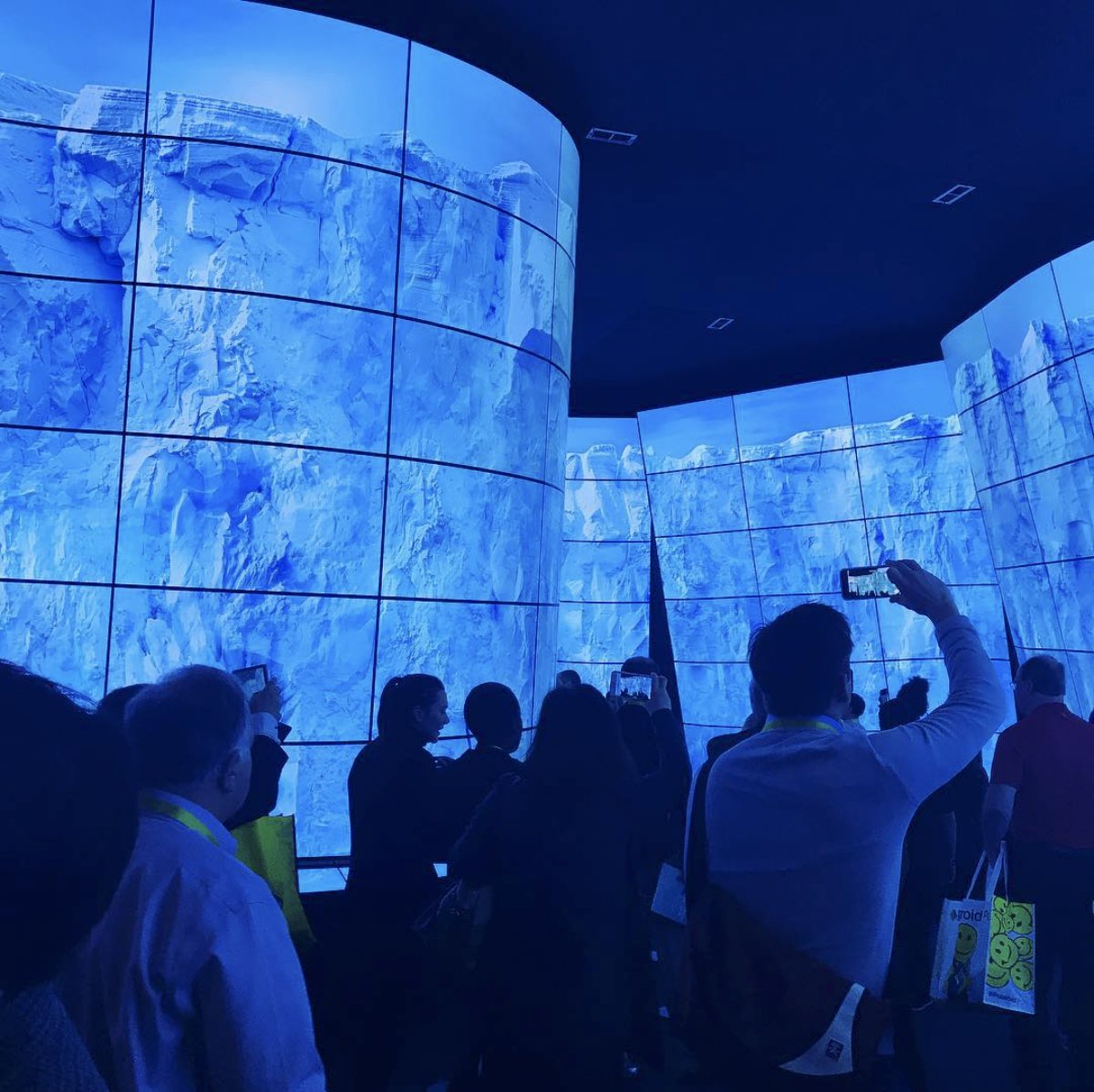 CleeboCasino's tweet photo. How cool would it be to play Cleebo on these screens? #bigscreen #Cleebo https://t.co/7Ic7vBteEL