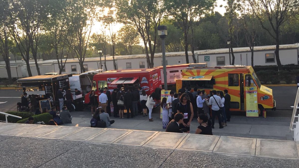 FoodtrucksDF's tweet photo. #FelizViernes a todos!! Despedimos a: #CONGRESMUN #ZonaDeFoodTrucks OFICIAL en: @Mx_Diputados #EnSanLazaro #Congresmun2018 Con los #FoodTrucks de #CDMX #Mexico 👌🏻 https://t.co/IXluI94wu7