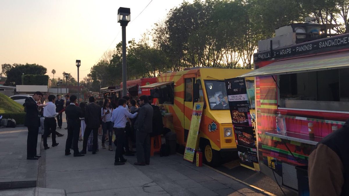 FoodtrucksDF's tweet photo. #FelizViernes a todos!! Despedimos a: #CONGRESMUN #ZonaDeFoodTrucks OFICIAL en: @Mx_Diputados #EnSanLazaro #Congresmun2018 Con los #FoodTrucks de #CDMX #Mexico 👌🏻 https://t.co/IXluI94wu7