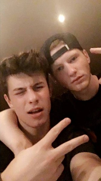 ShawnUpdatesSA's tweet photo. RETWEET por mas snapchats de Shawn y Brian juntos y que no dejen morir sus cuentas #iHeartAwards #BestMusicVideo #HoldinMeBack https://t.co/qy26x8OZ0x