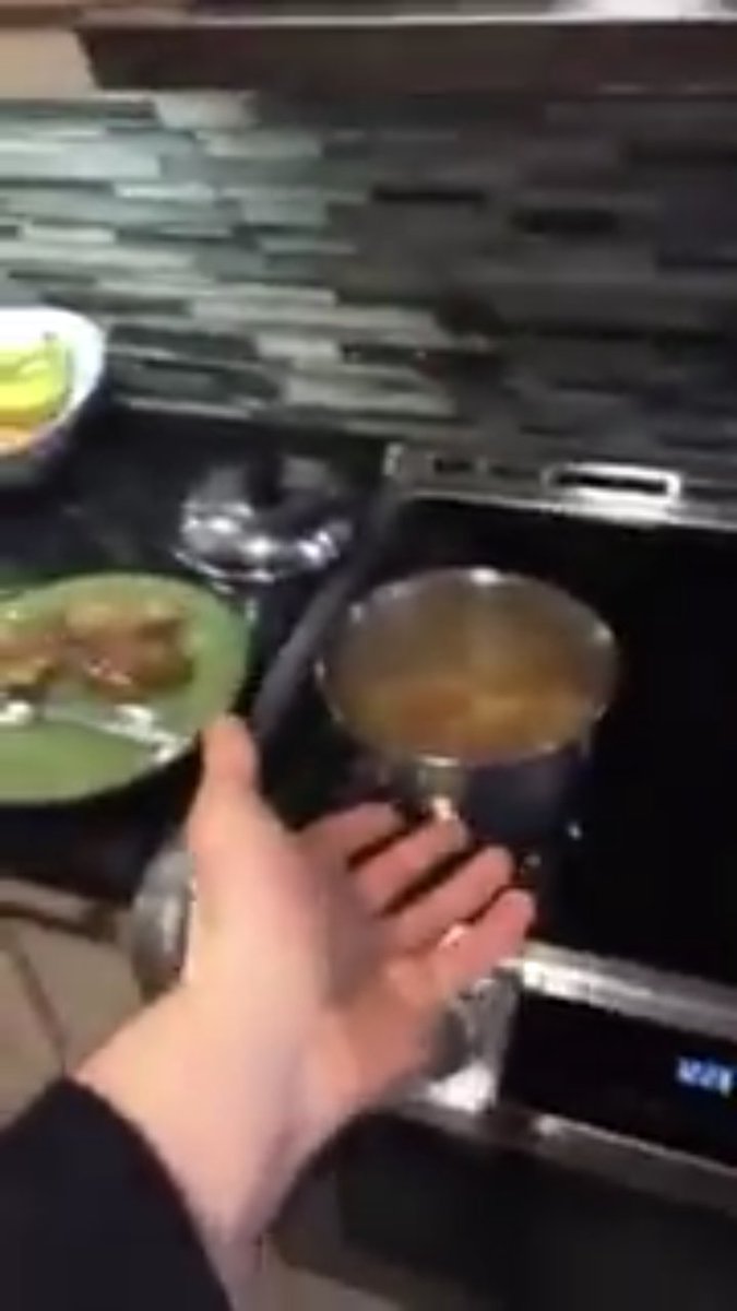 ShawnUpdatesSA's tweet photo. RETWEET POR MAS LIVE STREAMS DE SHAWN COCINANDO #iHeartAwards #BestMusicVideo #HoldinMeBack https://t.co/4V8btAWmjs