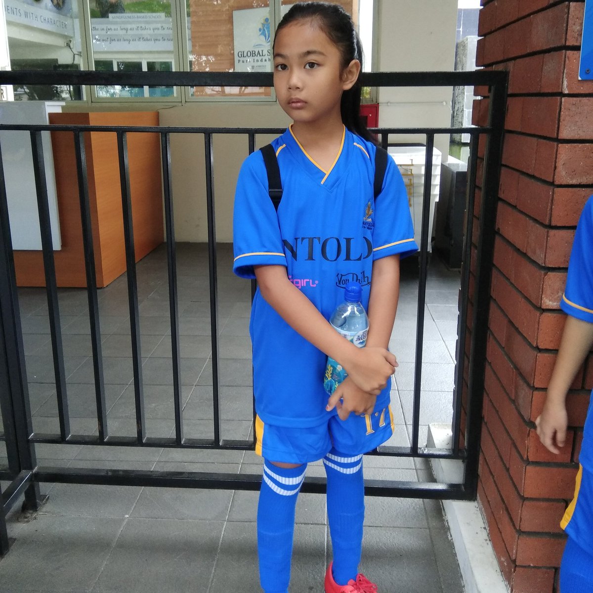 bledeks's tweet photo. ready for her first official soccer match...go go cyclones!!! #Soccer #Kenyot #NaraKenyot #S17 #KN17 #CocaColaLeague #GlobalSevilla #GlobalSevillaPuriIndah #GSPI https://t.co/HTpgeYkhmS