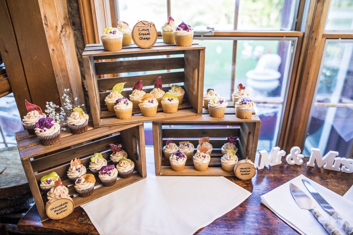 CMichelizzi's tweet photo. I just had a bride share some of her photos from her wedding and I fell in #love! #sophisticakesbarrie #barriecakes #weddingcakeandcupcakes #weddingcakesbarrie #rusticweddingcake #sugarleaves #fallweddingcake https://t.co/fJwbq2SVwP