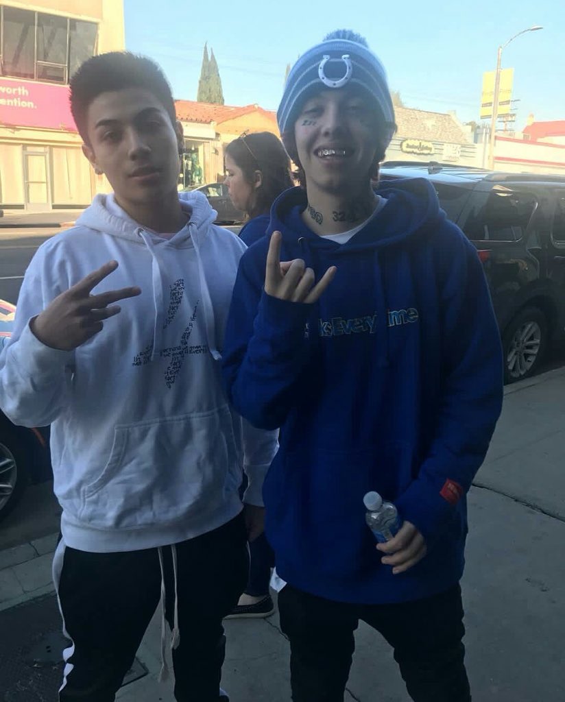 XanFco's tweet photo. 📸: Lil Xan con fans en Los Ángeles (11/01) https://t.co/Pq6I0id15o