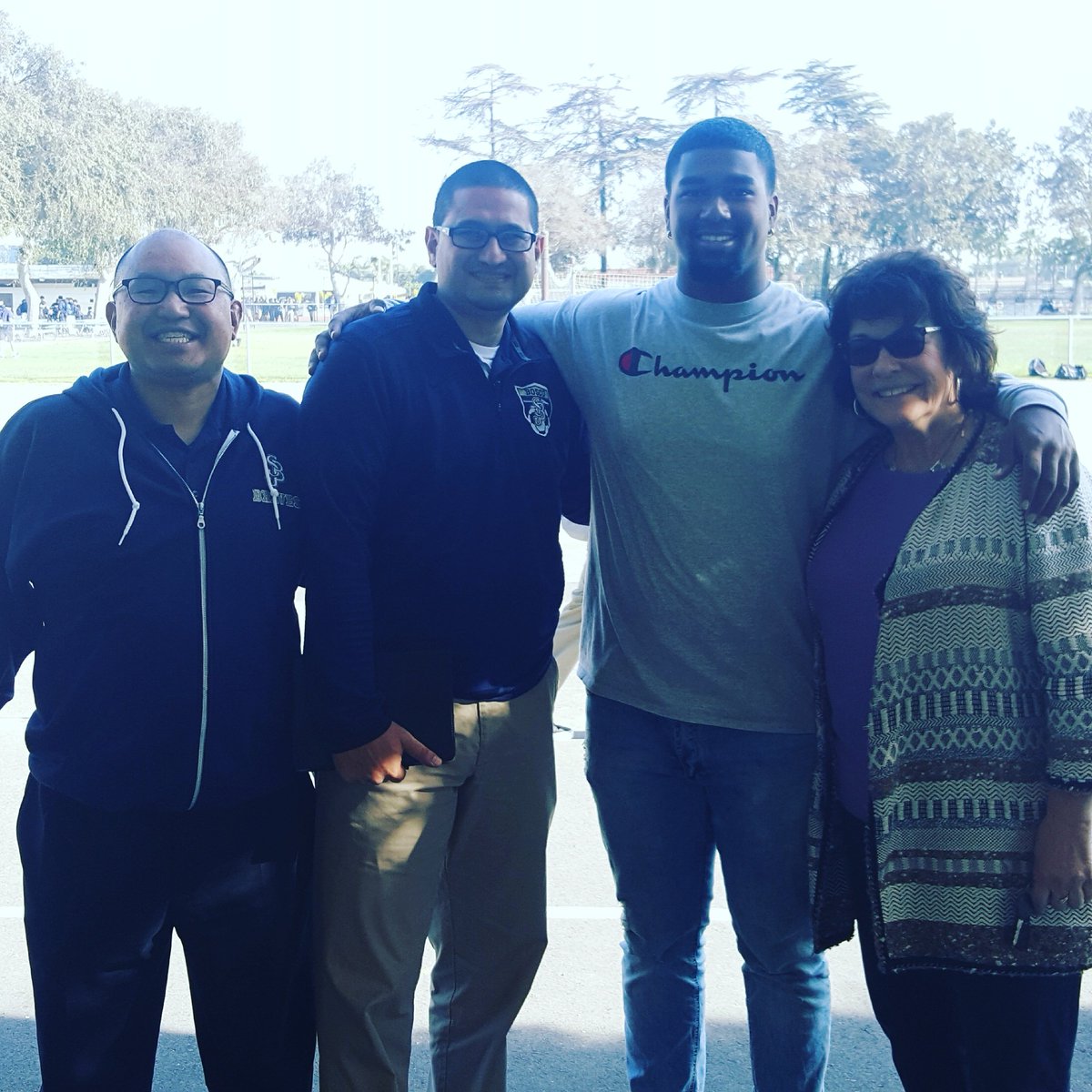 edwardtorre's tweet photo. Visit by Bosco alumus, Colorado Buffalo football player, & overall good dude to his alma mater. #BoscoGrad17🎓🎓🎓 #boscofootball #BoscoBrotherhood @kingcallier 🏈💍💪👏👏👏 @StJohnBoscoHS @boscofootball @SJBStudentLife https://t.co/cMCgX5IVIJ