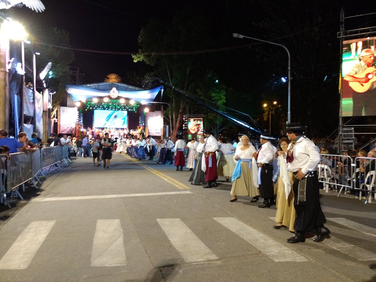 #FestivalDeLaLibertad Con mucha música y bailes continua la primera noche de la fiesta popular lasherina 👏🏼💃