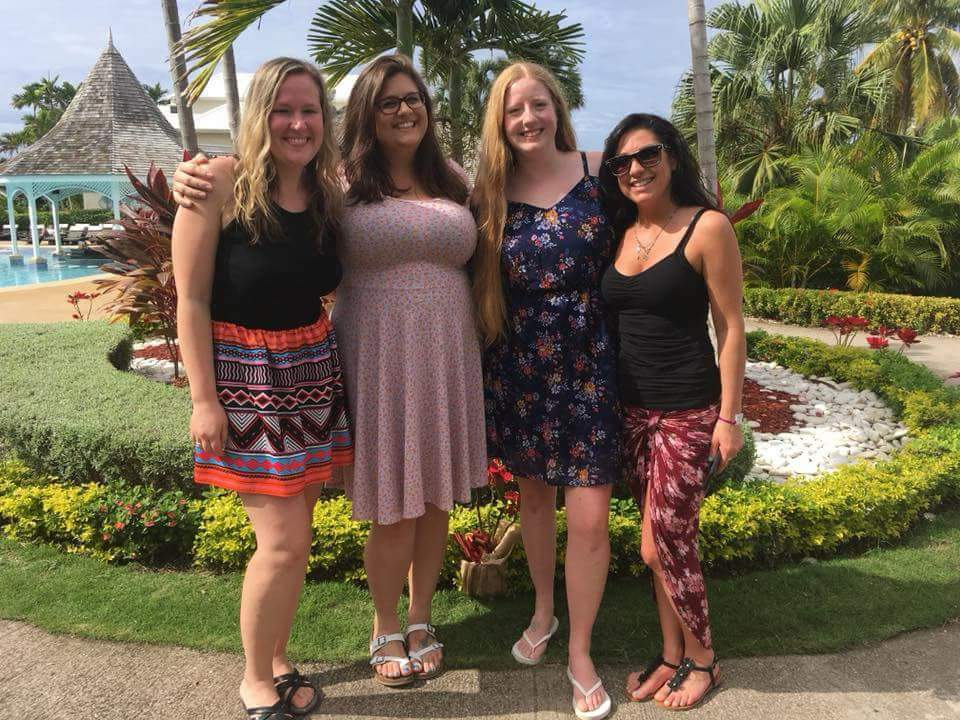 Danielle_Rae_21's tweet photo. Before our M&G w/ @hansonmusic at #BTT2018 ! @nole_girl2011 @ILoveHanson21 @Erinn_Elizabeth https://t.co/mW3pfFIkyx
