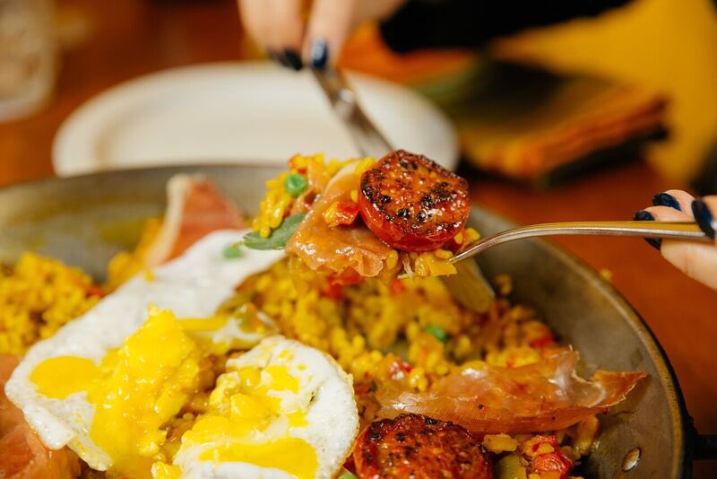 The perfect bite 🥘
•
•
•
#paella #tofoodies #torontorestaurants #to_finest #tastetoronto #blogto