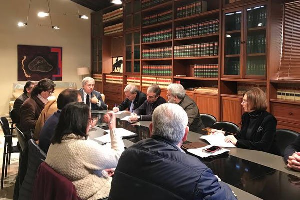 SienteJerez's tweet photo. Reunión con comerciantes y hosteleros para evaluar el ciclo festivo de Navidad.
@AcojeJerez @JerezesComercio 
https://t.co/28fdMk9q9L https://t.co/K7O2kUqDKr
