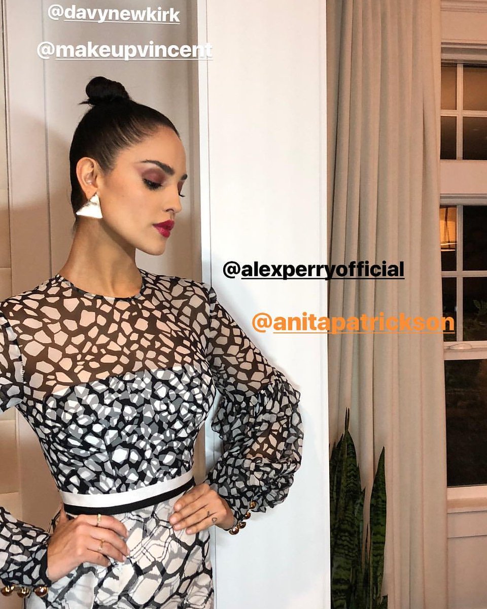 Seizaticas's tweet photo. .@eizamusica in ALEX PERRY #alexperryofficial @marieclaire #imagemakerawards
STYLED BY @AnitaPatrickson
HAIR BY @DavyNewkirkHair
MAKEUP BY @MakeupVincent

#EizaGonzalez ❤ https://t.co/pp6vjp7MET