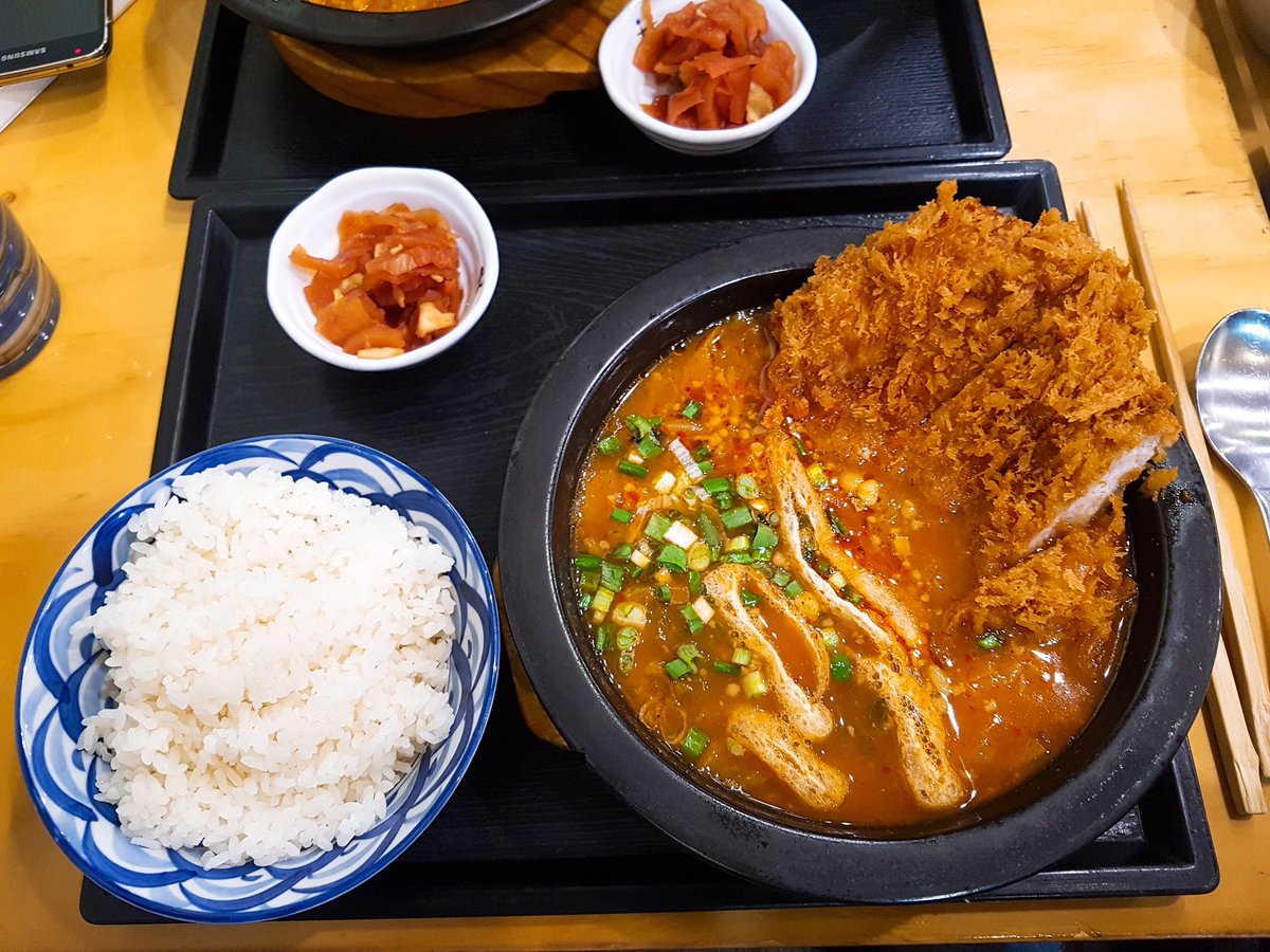 혜화 돈텐동식당

김치나베 먹고 싶어서 오랜만에 감
밥 한술 떠서 나베에 적셔서 먹으묜 진자 맛있다
뜨거운 거 잘 못먹으니까 그릇 하나 달라고 해서 돈까스들 덜어두고 먹을 땐 나베 위에 눕혀두면 아래는 촉촉 위에는 바삭 적당히 간이 잘 된 돈카츠가 된당
단무지 무침도 너무 맛있어~!