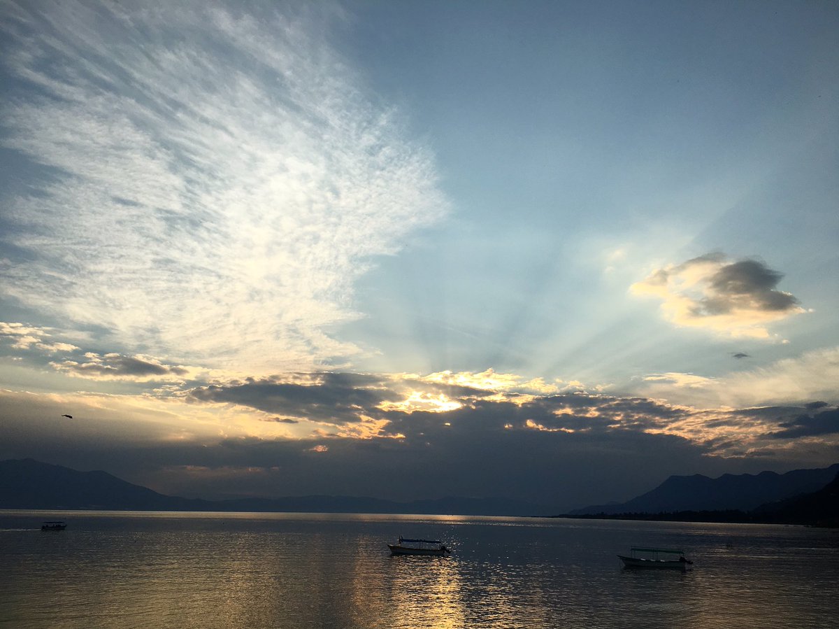 GerardoCoronaG's tweet photo. #RinconesMexicanos Este atardecer puedes vivirlo cualquier día del año desde la plazuela o en las lanchas. ¿Sabes dónde es? 

Pista: Está ubicado en Jalisco y es conocido por ser un lago. https://t.co/zeFSq9C8mA
