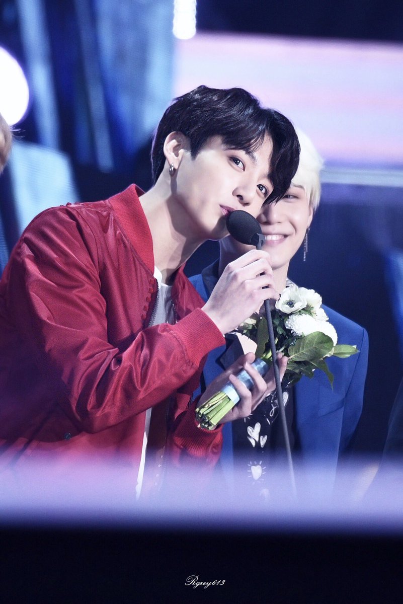 Rgrey613's tweet photo. 180111 골든디스크
#JUNGKOOK #정국 🐾

#방탄소년단_대상_축하해 https://t.co/kB8tcl23zP