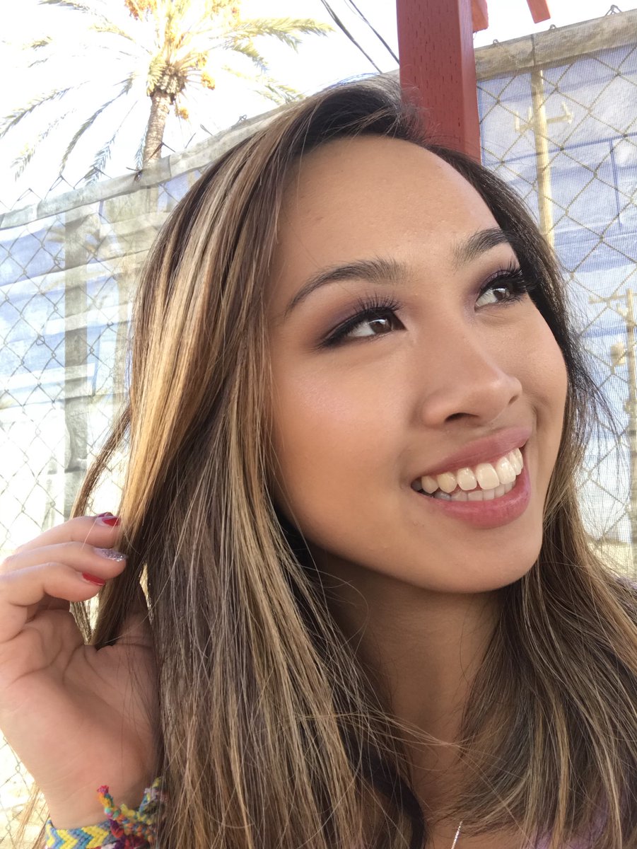 makeupbytrina's tweet photo. spent more time doing my makeup then i do in lecture 🤷🏻‍♀️ https://t.co/N6NbAVBgvf
