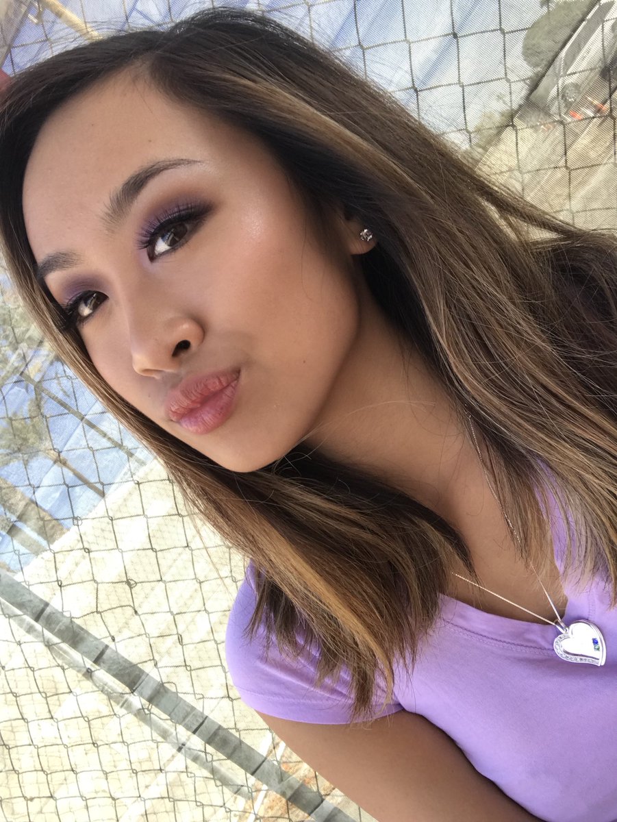 makeupbytrina's tweet photo. spent more time doing my makeup then i do in lecture 🤷🏻‍♀️ https://t.co/N6NbAVBgvf