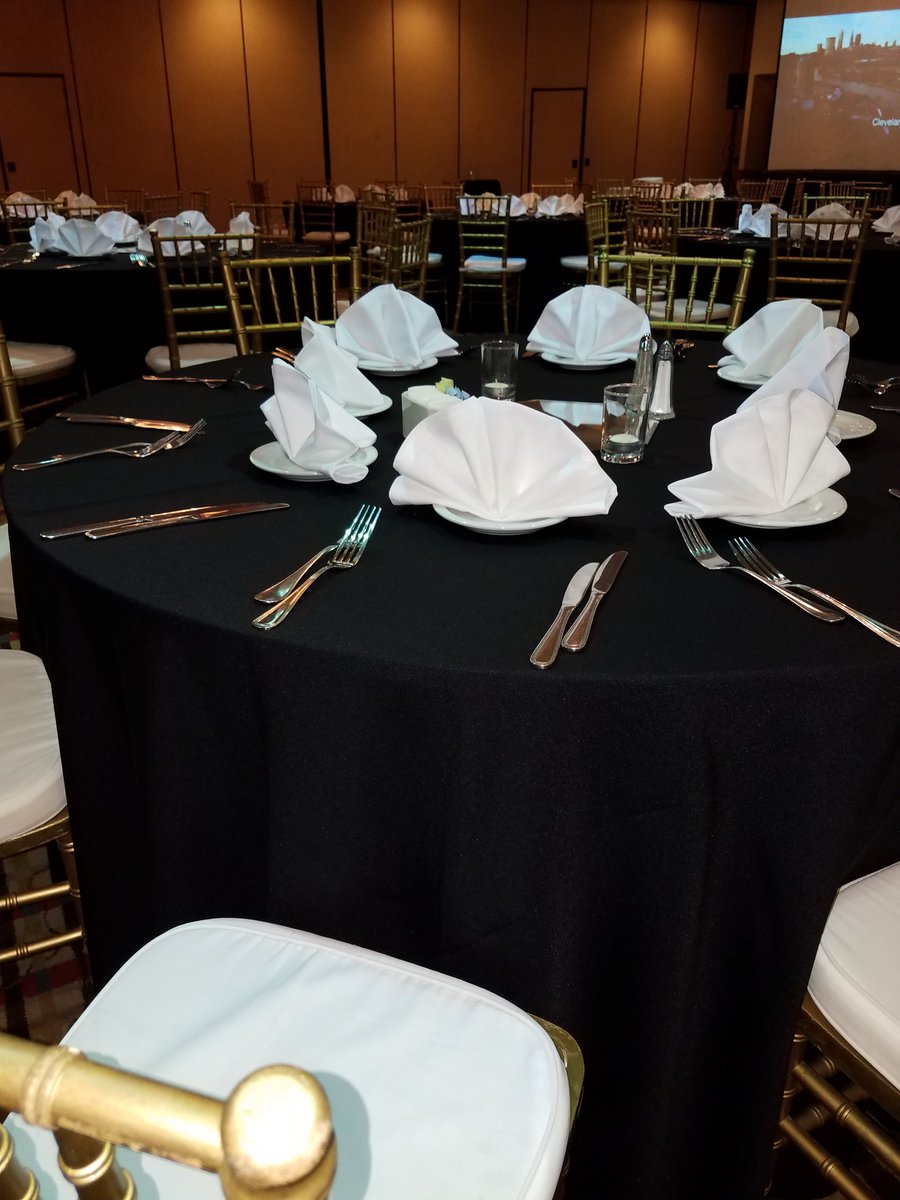 NWCAVE's tweet photo. Our Dinner &amp; Dreams Gala is looking good.  @GloriaLoring is warming up!  #SWCAT2018 #NWCAVE https://t.co/aVNLOw1K8d
