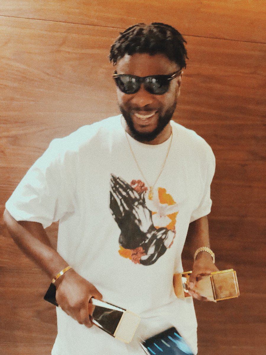 MaleekBerry's tweet photo. Best Pop &amp; Best New Artist at the 2018 @SOUNDCITYtv MVP Awards!!! Help me thank God for me! Thanks to all my supporters! Such a blessing two days after dropping my new EP #FDOW ! More blessings for 2018 by God’s grace ❤️ https://t.co/7UXbaFRzBE