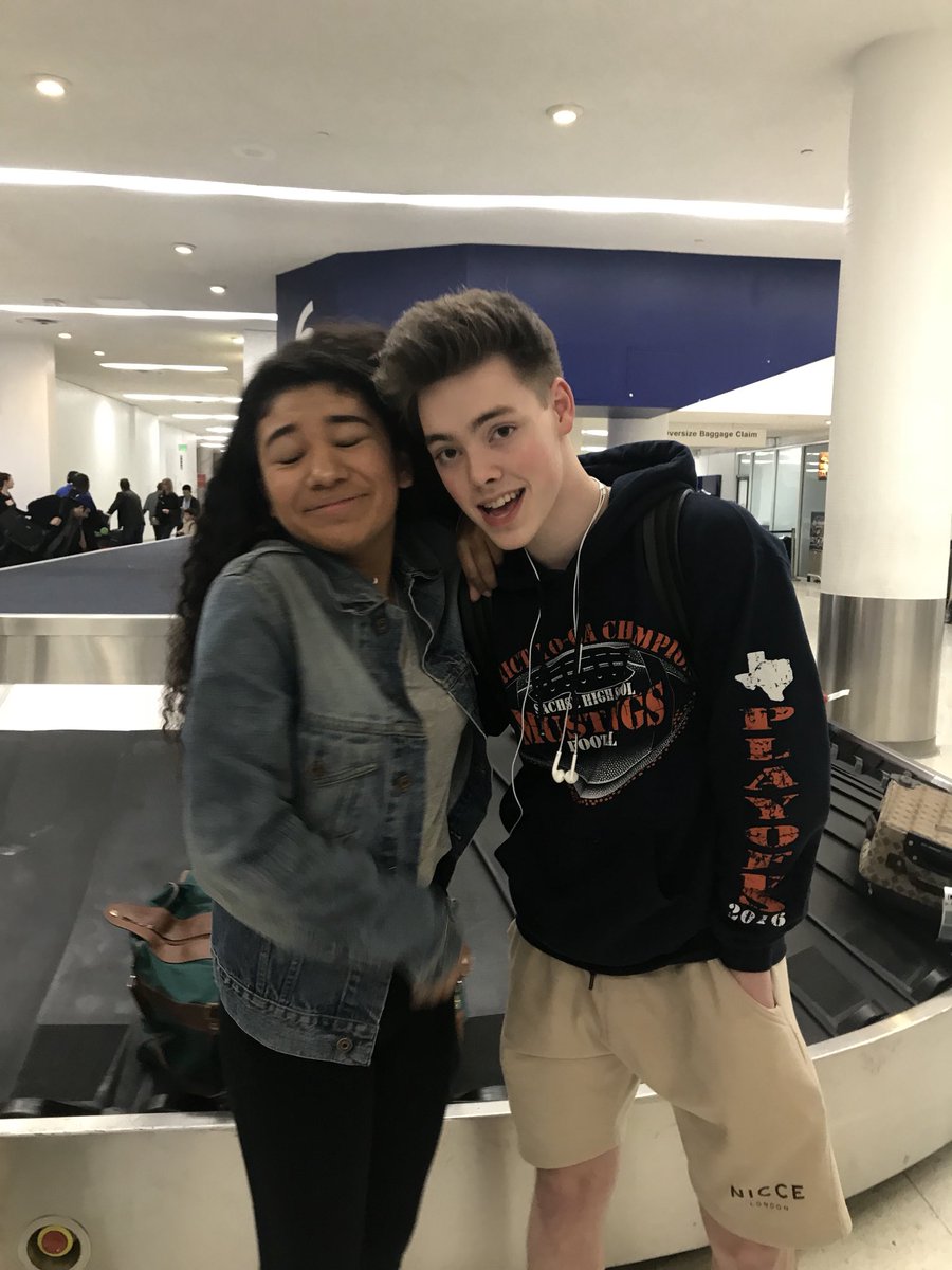 KorinaEliza's tweet photo. rt or your pics will turn out like this 

#WhyDontWe #iHeartAwards #BestBoyBand https://t.co/rqpEjxG73H