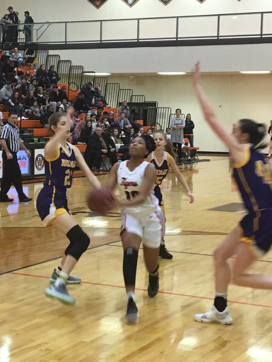 Girls up  14-6 Columbia Hickman at end of 1Q. #ladytigers
