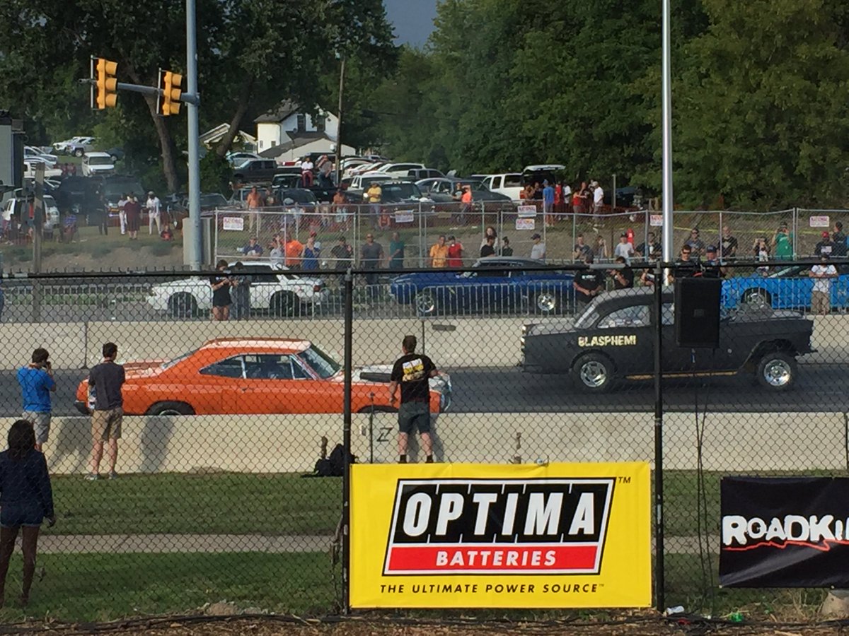 atomic_speed's tweet image. Roadkill Nights Pontiac, Mi 2017 Freiburger and Finnegan drag racing on Woodward. #roadkillshow