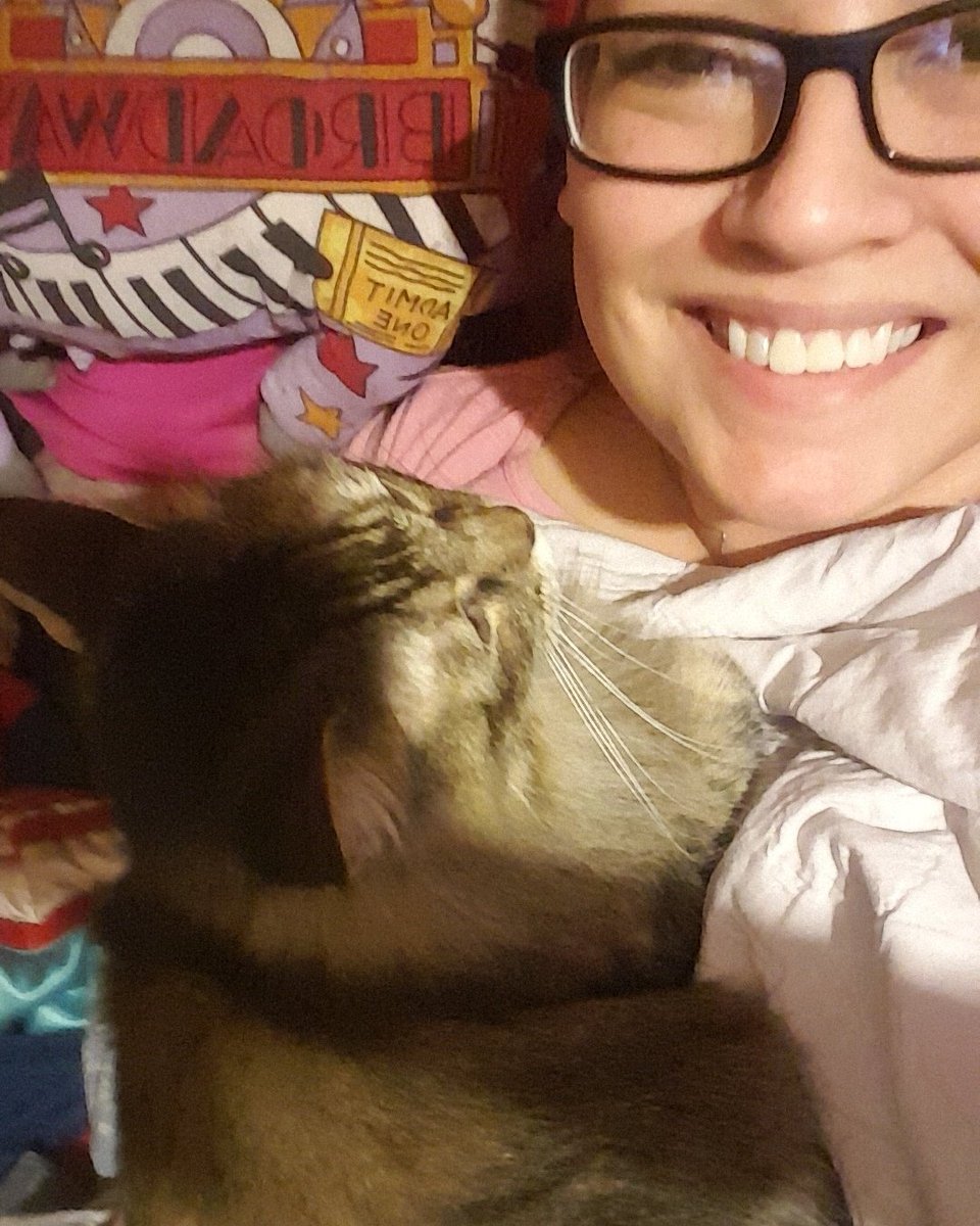 AshMartinez17's tweet photo. I lay on this lady cuz she's good at cuddles..
#cuddlelove #myhuman #CatsOfTwitter #love #bff https://t.co/pO4JAq5Q9O